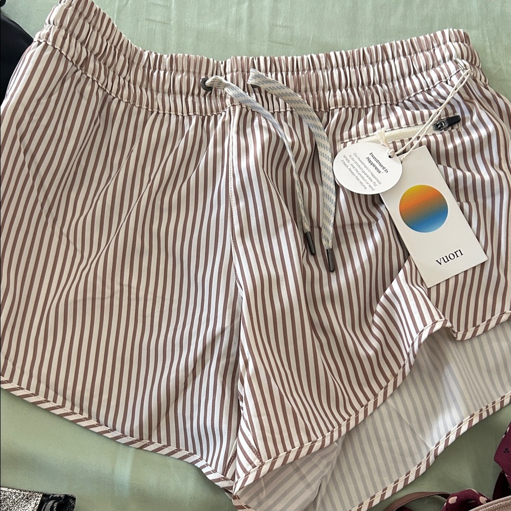 Vuori clementine 2.0 shorts 4” in cove stripe hickory color - Picture 3 of 5